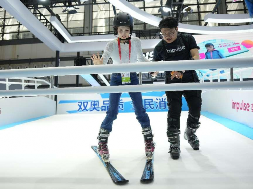 观展者体验滑雪，科技助力体育消费升级。人民网记者 张力洋摄