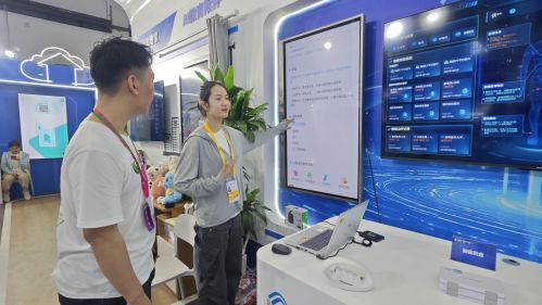 记者感受AI赋能体检报告的智能化分析。人民网记者 黄盛摄