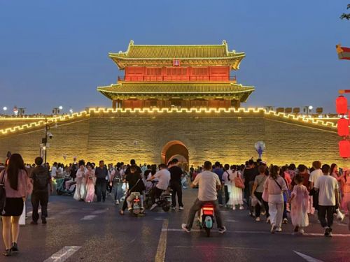 端午节假期，游客在河北正定古城游玩。人民网记者 杜燕飞摄