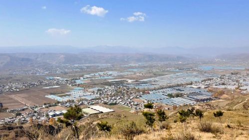 远眺巴达村。王文霞摄